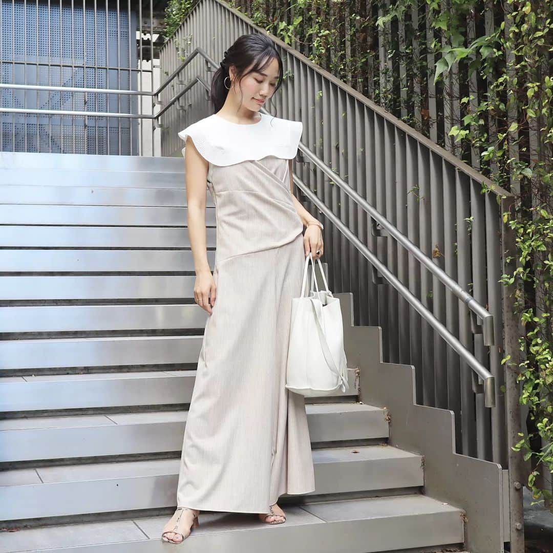 Eri Satoのインスタグラム：「【ivory×whiteコーデ】 · 夏服😂 RANDAの展示会に行ったときのなので 2年ぐらい前の RANDAのサロペット着てる☺️  @randa_pic  大きめ衿のブラウスと重ねたら かなり雰囲気変わった〜🤭 · この夏3kg痩せたから 腕が細くなった気がする！！ · · #RANDA #高身長コーデ#ママコーデ#カジュアル #ファッション#コーディネート#プチプラ#プチプラコーデ#秋コーデ#mamagirl#locari#partegram#きれいめカジュアル#お洒落さんと繋がりたい」
