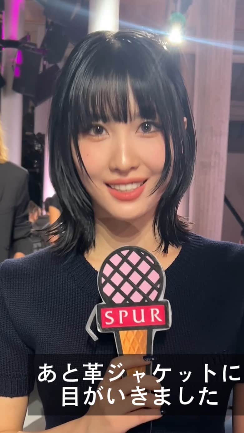 のインスタグラム：「Miu Miuの2024年春夏コレクション会場でTWICEのモモをキャッチ！ ショーで気になったアイテムとは？ #MOMO #TWICE #트외이스 @twice_tiktok_officialjp #MiuMiuXMomo #MiuMiuSS24 #MiuMiu #ParisFashionWeek #PFW」