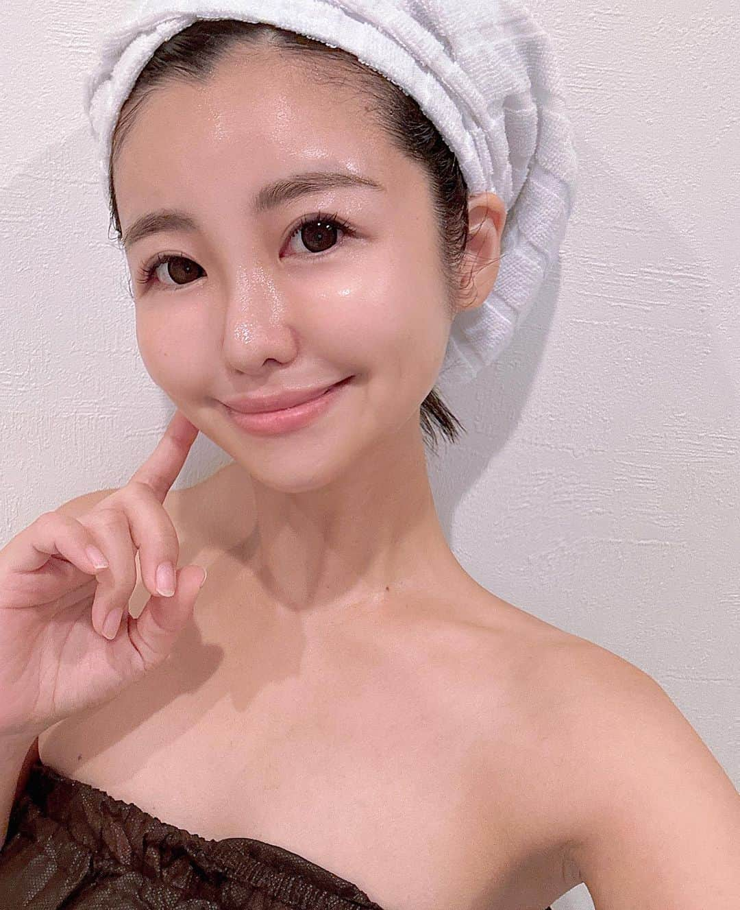 綾瀬羽乃(あーは)さんのインスタグラム写真 - (綾瀬羽乃(あーは)Instagram)「"TNブレイン"って知ってますか？？  振動で顔の歪みを改善させて、脳、脊椎(神経三叉神経）の働きを整えてくれるという…✨  脳と神経に振動でアプローチする新療法TNブレインとエステ施術をまとめてできる、 スペシャルな整骨院に行ってきました🫡！！！！  写真3枚目👉音はするけれど、一瞬の振動だけで、痛くもなく。 beforeで全然違った耳の高さと足の長さが揃った驚き🫨❣️  骨格矯正では、使っていなかった筋肉をしっかり動かしていただき✨ ここに重心がきているからここが痛くなる、など模型を用いての丁寧な説明もあり、とても参考になりました！  骨を整えた後には別の個室で極上のエステ。 こちらでも肌の悩みに沿ってしっかりとアドバイスをいただけた👏🥹💕 スチームを浴びながら、毛穴の汚れをケア！  ヘッドマッサージとデコルテマッサージまでぬかりない。  【整骨院施術＋エステ施術】@しょうわ整骨院 この斬新かつ贅沢な組み合わせ ぜひ体験してほしい・・・！！！！  祐天寺駅近くにありました！ #PR @seikotsu.hit #しょうわ整骨院 #東京整骨院 #東京エステ #骨格矯正 #顔の歪み#ママ美容」10月3日 23時13分 - ayasehano