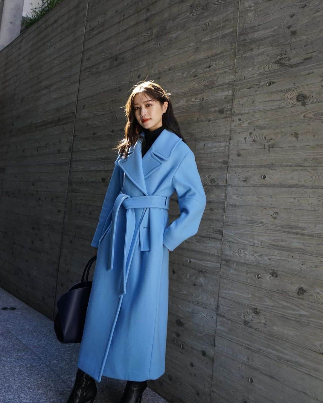のインスタグラム：「美しいブルーが目を引くDouble-breasted Wool coat / Blue (最後に動画も載せているので色味の参考にぜひご覧ください🤍)今週土曜日20:00より発売です✨  鮮やかでありながら控えめで上品なブルーの色味は、納得がいくまで何度も上げ直した完全オリジナルカラーです😌  高品質ウール100%の生地を使用しているためとにかくあたたかく保温性に優れています。  今季のリアルバイアイテムです☺️早く着たいな❄️」