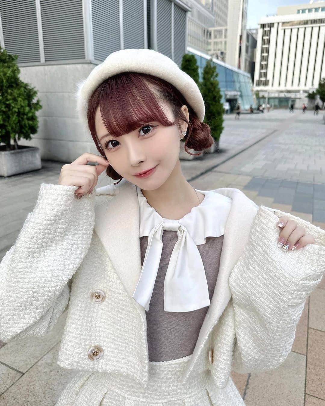 のインスタグラム：「北海道楽しかった〜‪‪❤︎‬  ミシェルマカロンさんのお洋服 セットアップ一目惚れです ߹𖥦߹💗  スカートのシルエットも可愛くておすすめです💭  #michellMacaron #ミシェルマカロン #マカロンコーデ #PR   #ガーリーコーデ   #ガーリー  #フレンチガーリー」