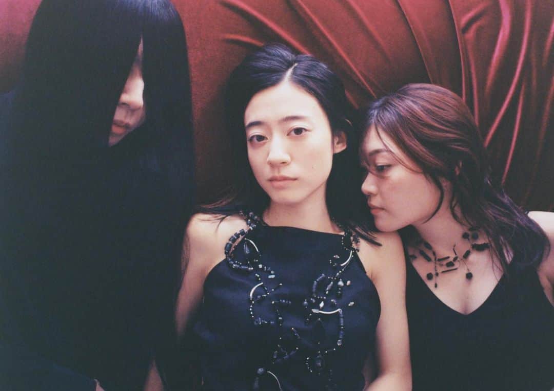 のインスタグラム：「12/6 new AL "12 hugs（like butterflies）リリース  &  2024/4/21 " III " 横浜アリーナ開催☺︎ チケット発売開始  よろしくね  そして  ˗ˏˋ new artist photo ˎˊ˗  art direction / @hahaharu777 @38uia @hug_inc ♡ photo / @n_perez_ ♡ hair&make up / @kikamkn ♡ jewelry /  @mistyfountain ♡  arigato♡」