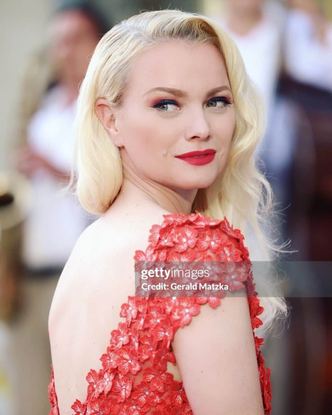 フランツィスカ・クヌッペのインスタグラム：「Last night at the @leipzigeropernball ♥️💋💃🏼 …wearing a custom made dress by @irene_luft  #leipzigeropernball #reddress  #makeup & #hair by me @greatlengths」