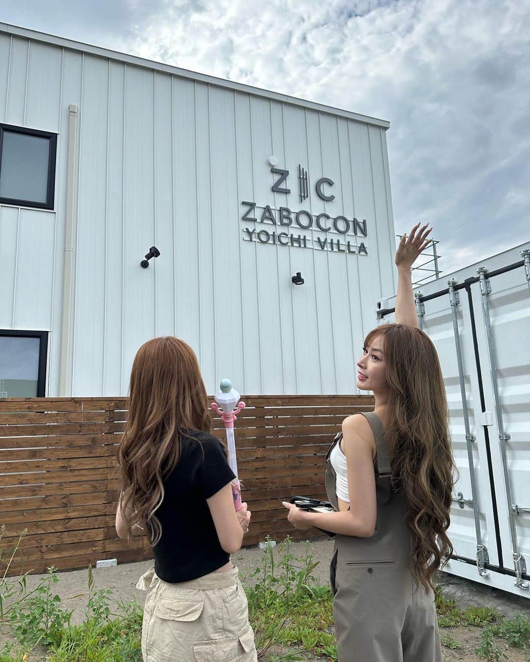 北山美奈さんのインスタグラム写真 - (北山美奈Instagram)「さり気なく車の中に置き忘れてた とかげ🦕のスティックもちながら🩵　さり気なく @chancoco0321 さんとの日常を🪽🪽」10月3日 23時21分 - rin_minakitayama
