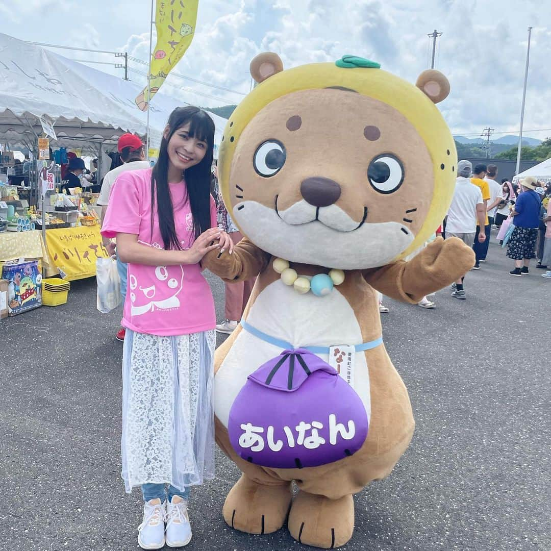 寺嶋由芙のインスタグラム：「【愛媛県愛南町　なーしくん】 ・ 特産品盛り盛り系の、由緒正しき(？)ゆるキャラさん！頭に愛南ゴールドを被ったカワウソで、真珠の首飾りつけてて、尻尾にはカツオがついてる(ﾟωﾟ)情報量多い！「あいなん」ってカバンに書いちゃったとこも超かわいい(ﾟωﾟ) ・ #愛媛県 #愛南町  #ゆるキャラ #ご当地キャラ #yuruchara #吉祥物 #ご当地キャラまつりin須崎 #ご当地キャラまつりin須崎2023 #高知県 #須崎市 #すさきがすきさ #ゆっふぃー #アイドル #japaneseidol #idol」