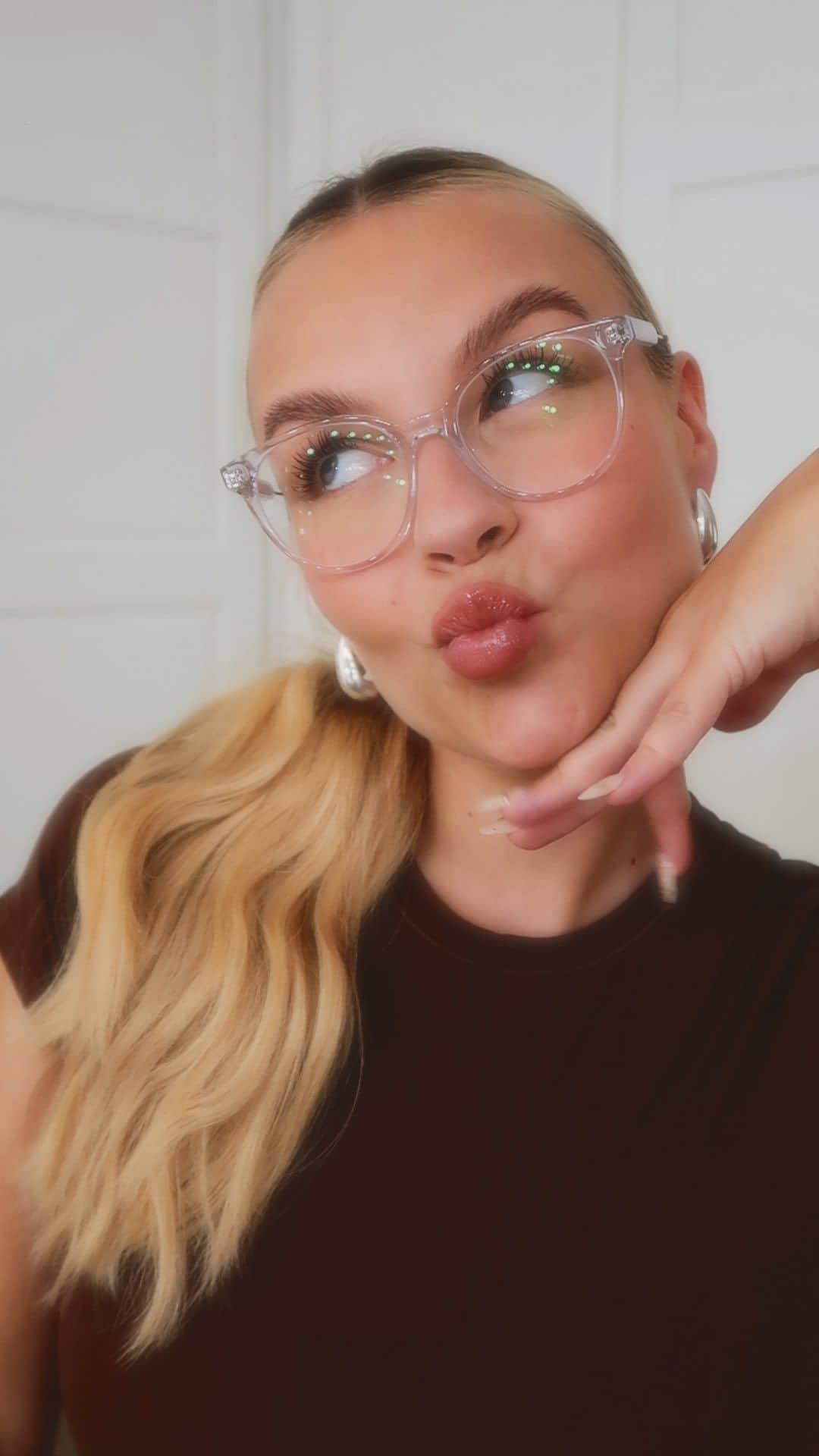 Dagi Beeのインスタグラム：「werbung | TRY ON HAUL meiner eigenen @misterspex_offical Collection 👓✨🫶🏼  Hier seht ihr mal alle Brillen getragen an mir - wir haben insgesamt 2 Modelle ( twentyone & twentythree ) mit 9 verschiedenen Farb- & Metallkombinationen. Ich liebe sie ALLE! 🫶🏼  Mit meinem Code : 20DAGI bekommt Ihr bis zum 03.11 20% Rabat auf alle Produkte ( Brillen, Sonnenbrillen & Kontaktlinsen ) im @misterspex_offical Onlineshop & in den Stores! Viel spaß beim Shoppen 💕  #misterspex #misterspexmoment」