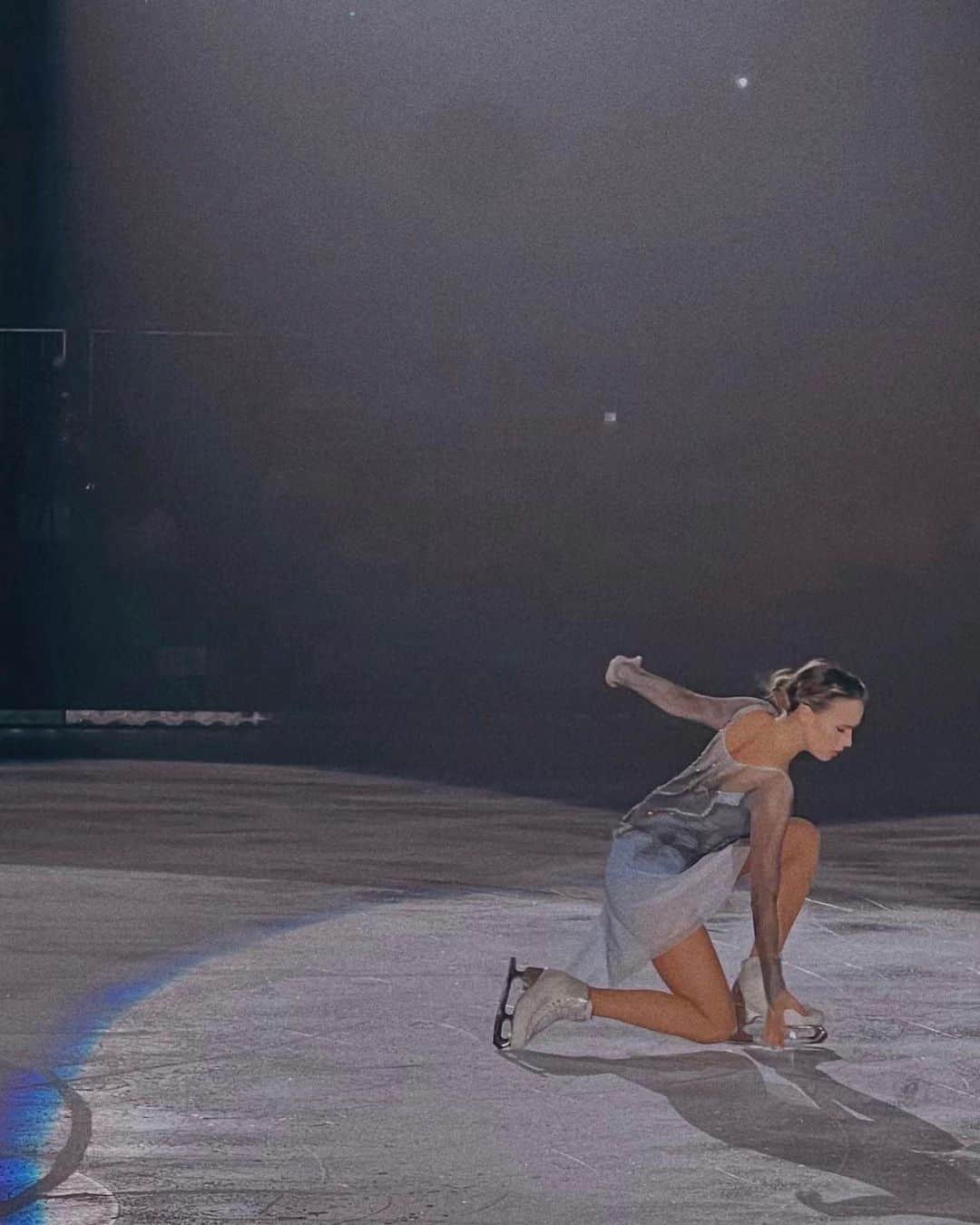 アリーナ・ザギトワさんのインスタグラム写真 - (アリーナ・ザギトワInstagram)「Подошёл к концу наш тур «Magic on ice China Show» Больше спасибо всем зрителям, которые были с нами в эти дни 🙏Я была рада показать Вам свою новую программу! Отдельные слова благодарности хочется сказать за гостеприимство и тёплую встречу 🥰 Надеюсь, что ещё увидимся, спасибо за вашу любовь ❤️  我们的 "冰上魔术中国秀" 巡演结束了 非常感谢这几天陪伴我们的所有观众 🙏 我很高兴能向你们展示我的新节目！ 特别感谢你们的盛情款待和热烈欢迎 🥰 希望能再见到你们，谢谢你们的厚爱 ❤️」10月3日 23時27分 - azagitova