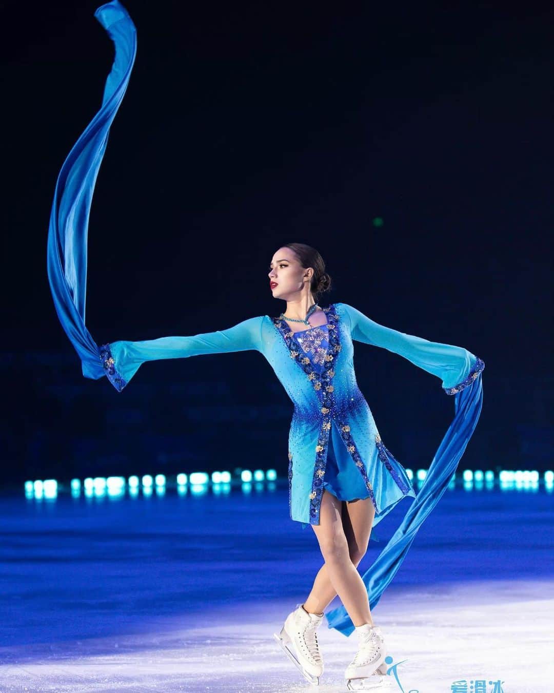 アリーナ・ザギトワのインスタグラム：「Подошёл к концу наш тур «Magic on ice China Show» Больше спасибо всем зрителям, которые были с нами в эти дни 🙏Я была рада показать Вам свою новую программу! Отдельные слова благодарности хочется сказать за гостеприимство и тёплую встречу 🥰 Надеюсь, что ещё увидимся, спасибо за вашу любовь ❤️  我们的 "冰上魔术中国秀" 巡演结束了 非常感谢这几天陪伴我们的所有观众 🙏 我很高兴能向你们展示我的新节目！ 特别感谢你们的盛情款待和热烈欢迎 🥰 希望能再见到你们，谢谢你们的厚爱 ❤️」
