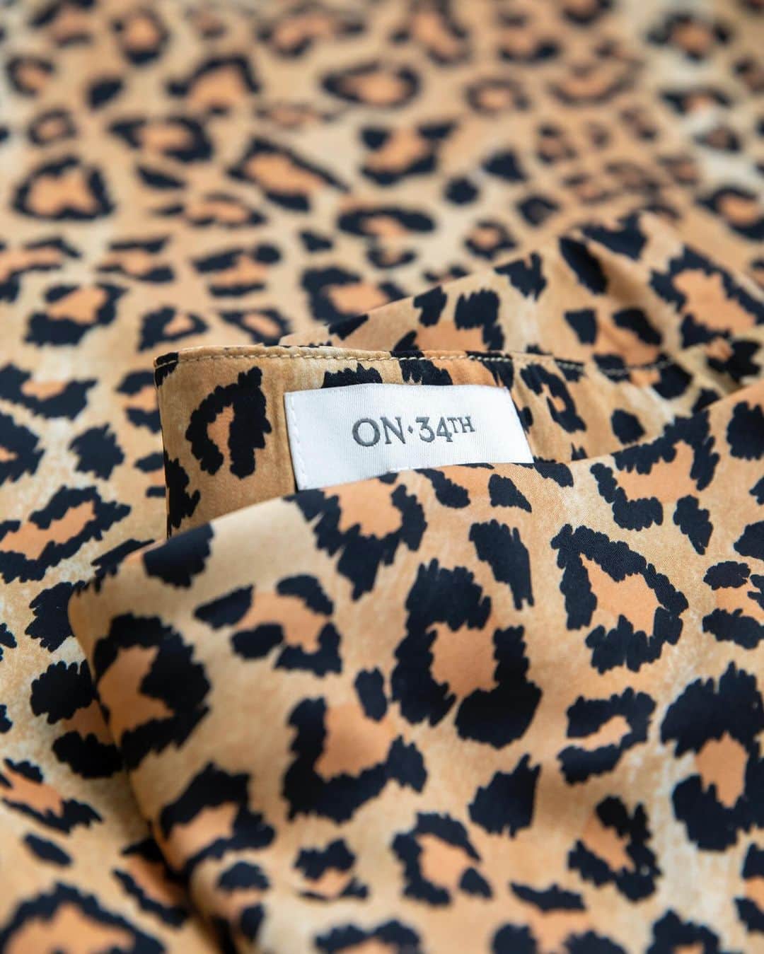 Macy'sさんのインスタグラム写真 - (Macy'sInstagram)「🐆Leopard is the versatile yet bold print your closet is missing. Trust us, it’s surprisingly neutral. #On34thStyle」10月3日 23時28分 - macys