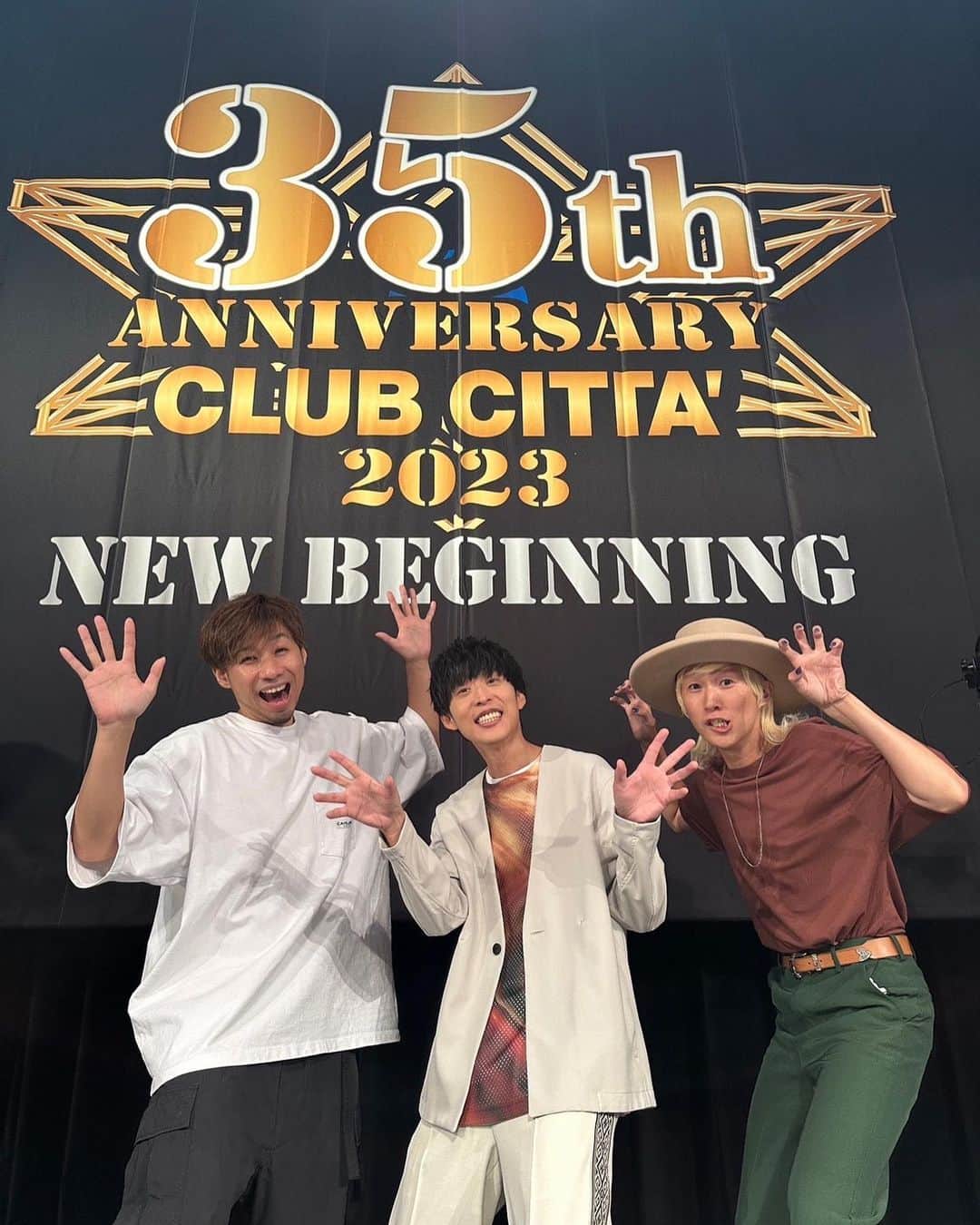 山田義孝のインスタグラム：「🔥🔥🔥 大石昌良×吉田山田 2マンライブ終了✨✌︎✨ あの頃から更に磨かれた才能がエグい🤣 凄すぎて笑っちゃった。 この平日のライブに駆けつけてくれたみんなに感謝。 楽しくて最後3人でいつまでも喋ってしまった。 音楽続けてて良かったなぁと心から思える良い夜だった。 また会えるのが楽しみだ✨ #クラブチッタ35周年 #大石昌良 #吉田山田 @masayoshi_oishi_」