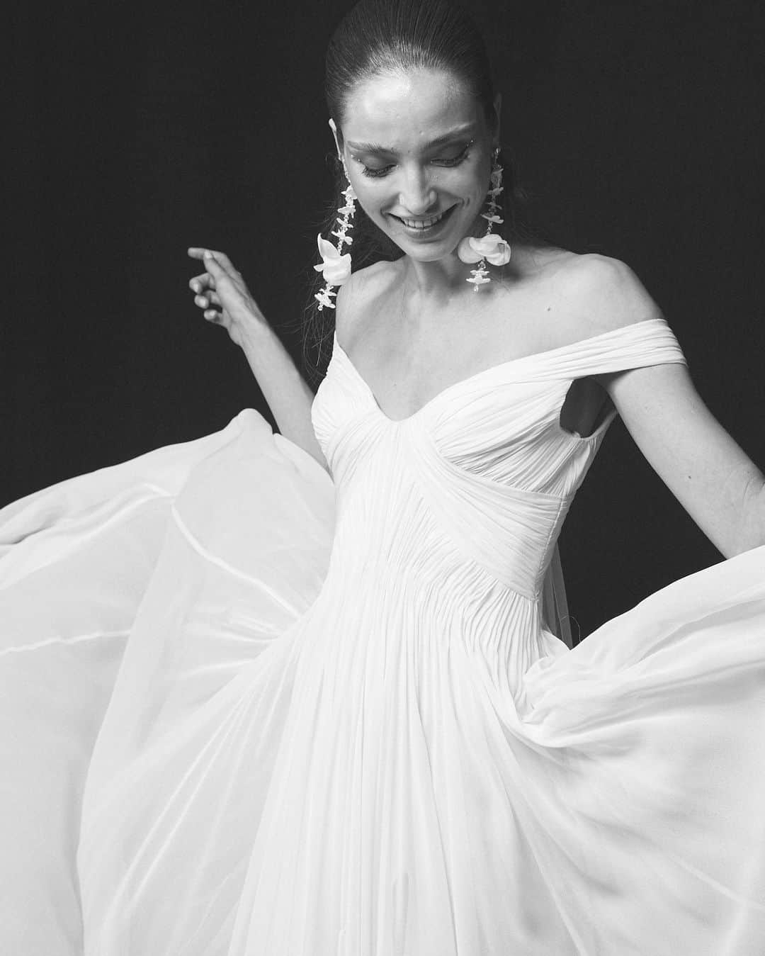 Pronoviasさんのインスタグラム写真 - (PronoviasInstagram)「Throw back to the behind the scenes of our last #PronoviasFashionShow✨ The magic, the elegance, the unforgettable moments - all captured in our late 2024 collection.  The new #AtelierPronovias collection is arriving in stores, discover the new styles available at our in-store event from October 5-9th, link in bio to book your appointment🔗」10月3日 23時30分 - pronovias