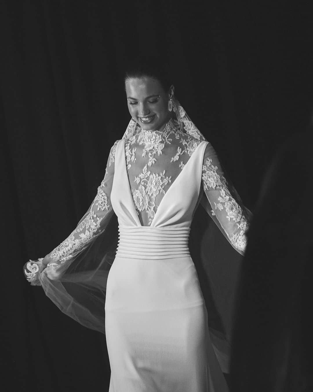 Pronoviasさんのインスタグラム写真 - (PronoviasInstagram)「Throw back to the behind the scenes of our last #PronoviasFashionShow✨ The magic, the elegance, the unforgettable moments - all captured in our late 2024 collection.  The new #AtelierPronovias collection is arriving in stores, discover the new styles available at our in-store event from October 5-9th, link in bio to book your appointment🔗」10月3日 23時30分 - pronovias