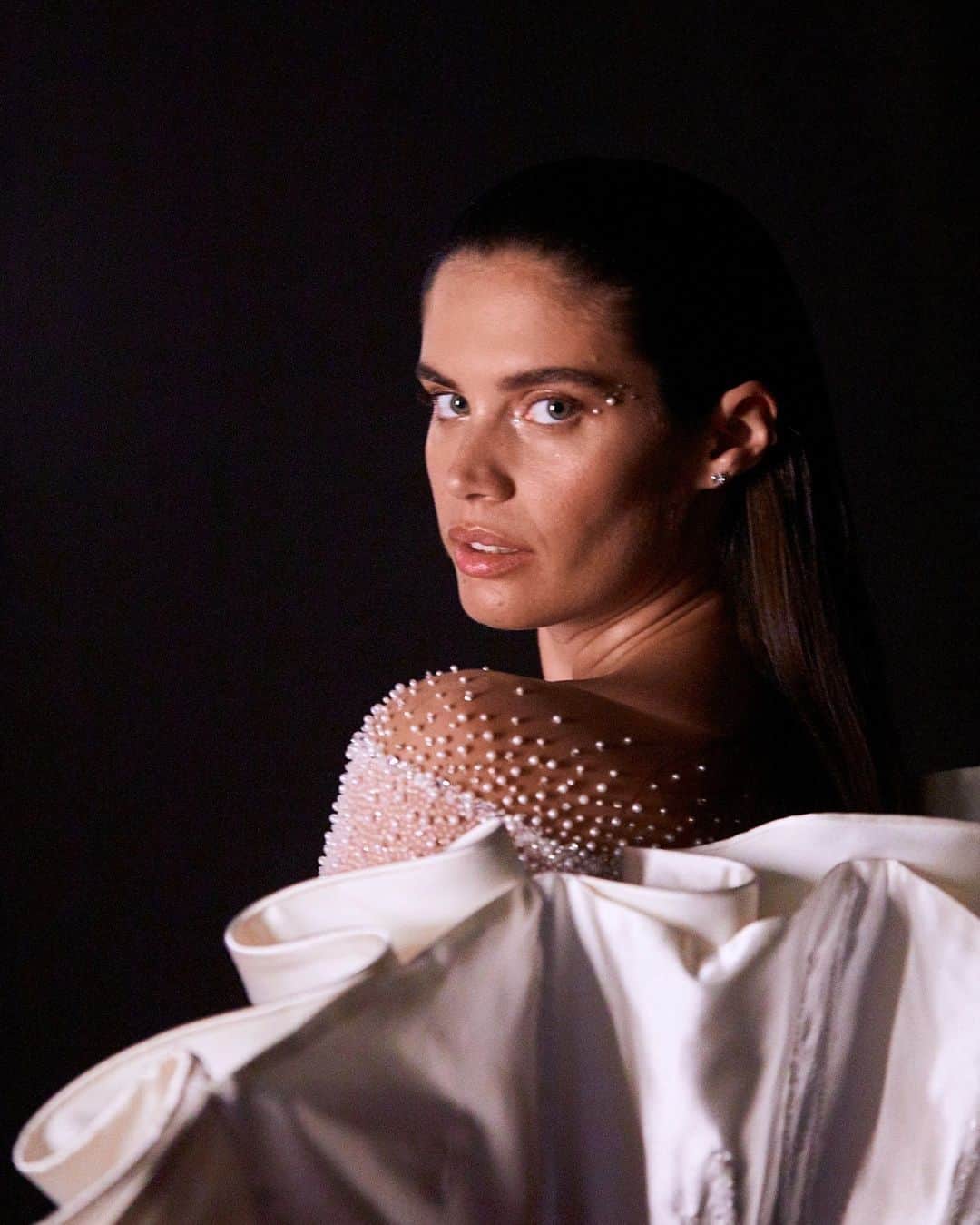 Pronoviasさんのインスタグラム写真 - (PronoviasInstagram)「Throw back to the behind the scenes of our last #PronoviasFashionShow✨ The magic, the elegance, the unforgettable moments - all captured in our late 2024 collection.  The new #AtelierPronovias collection is arriving in stores, discover the new styles available at our in-store event from October 5-9th, link in bio to book your appointment🔗」10月3日 23時30分 - pronovias
