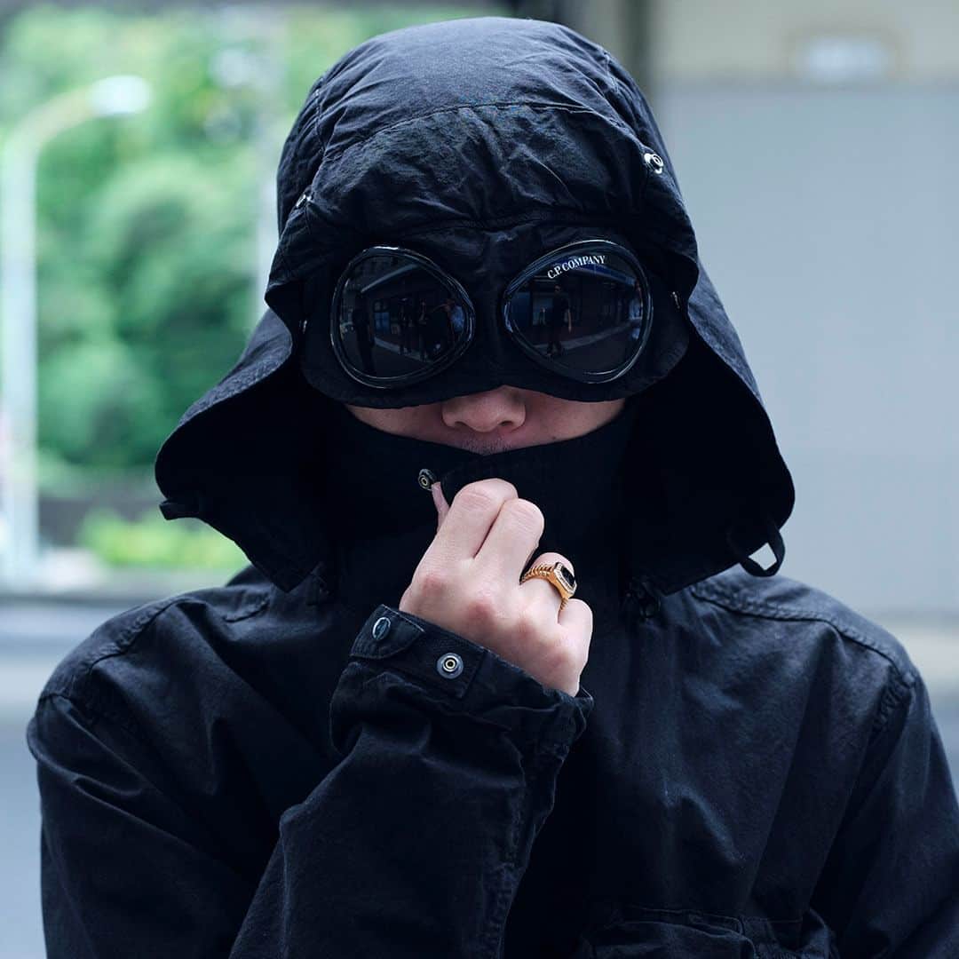 シーピーカンパニーさんのインスタグラム写真 - (シーピーカンパニーInstagram)「The C.P. Company FW023 Ba-Tic collection features garment dyed outerwear pieces constructed using the properties of raw cotton broadcloth in conjunction with wax coated seams in order to enhance their multi-coloured appearance.   Discover more at the link in bio.   Photography @ryoheiambo Styling @rxixkxux Model @nariaki0296 Hair-make @umeboooy」10月3日 23時30分 - cp_company_official