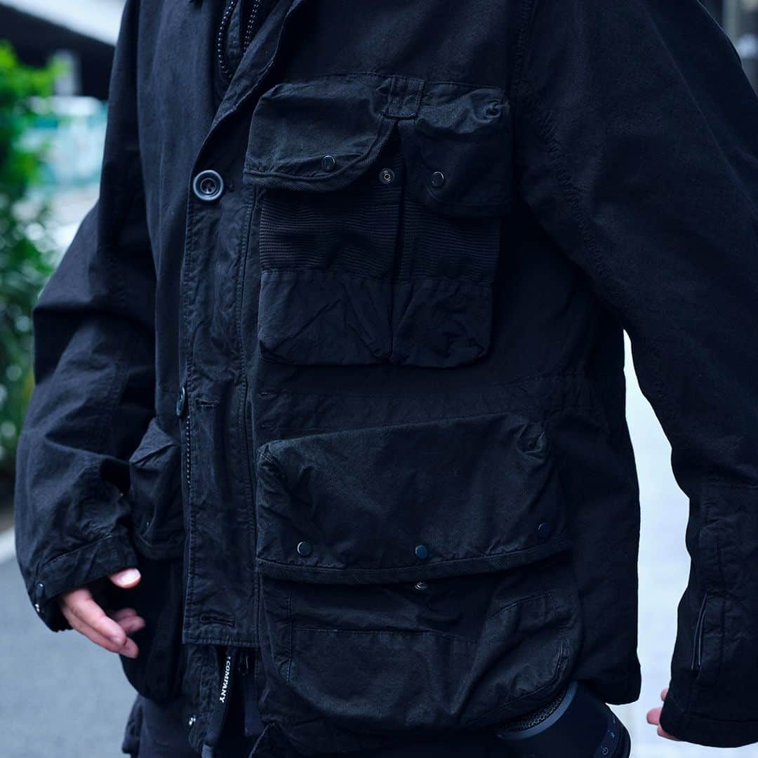 シーピーカンパニーさんのインスタグラム写真 - (シーピーカンパニーInstagram)「The C.P. Company FW023 Ba-Tic collection features garment dyed outerwear pieces constructed using the properties of raw cotton broadcloth in conjunction with wax coated seams in order to enhance their multi-coloured appearance.   Discover more at the link in bio.   Photography @ryoheiambo Styling @rxixkxux Model @nariaki0296 Hair-make @umeboooy」10月3日 23時30分 - cp_company_official