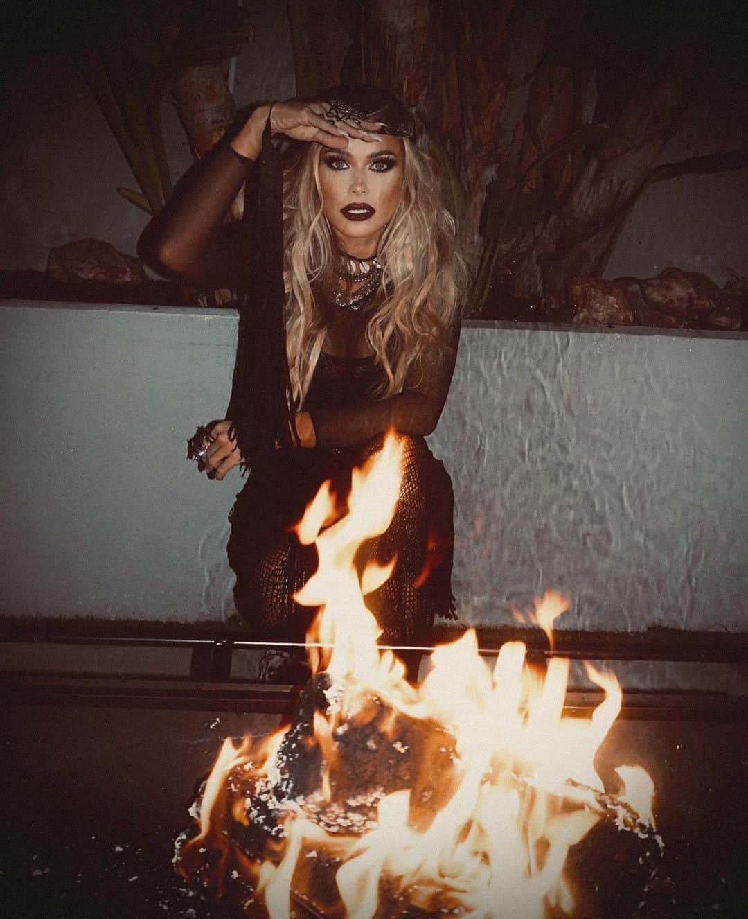 カルメン・エレクトラのインスタグラム：「getting into the spirit of halloween 🖤🔥 #october #halloween #spooky #halloween🎃 #spookyseason @prestonmakeup」