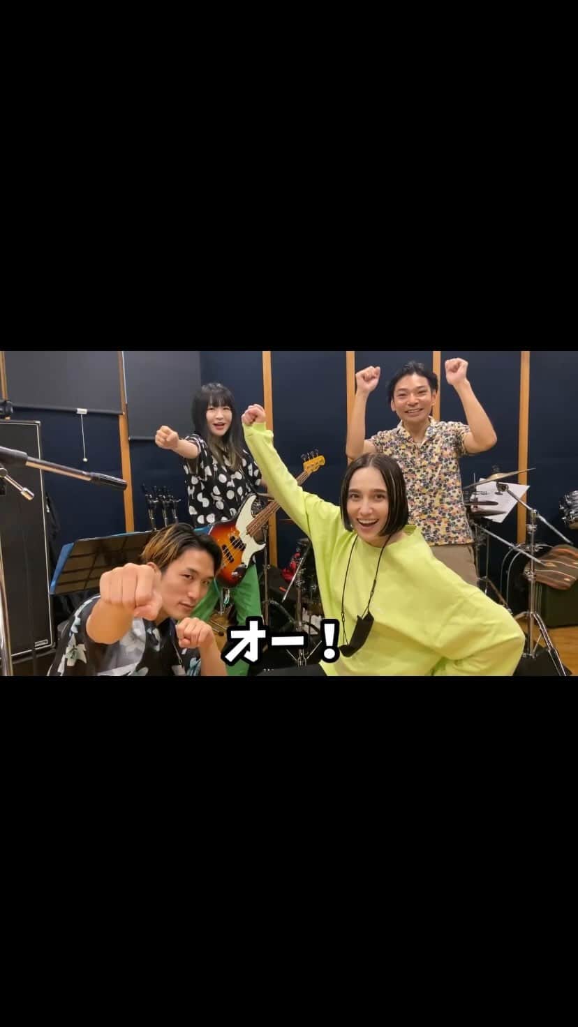 Emilyのインスタグラム：「10/13(金)大塚Hearts+にて！HONEBONEバンドデビューします🕺✨ 盟友バンド、銀幕一楼とTIMECAFEというバンドと2マンライブします💪 新メンバー脇山公介さんをドラムにお迎えして、最強の布陣で🤪  チケット発売中🎫」