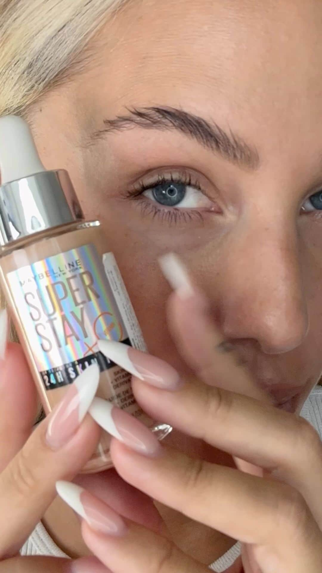 Maybelline New Yorkのインスタグラム：「Skincare meets makeup with our #SuperStay Skin Tint’s Vitamin C & vegan formula.☀️ 🎥:@vule2209」