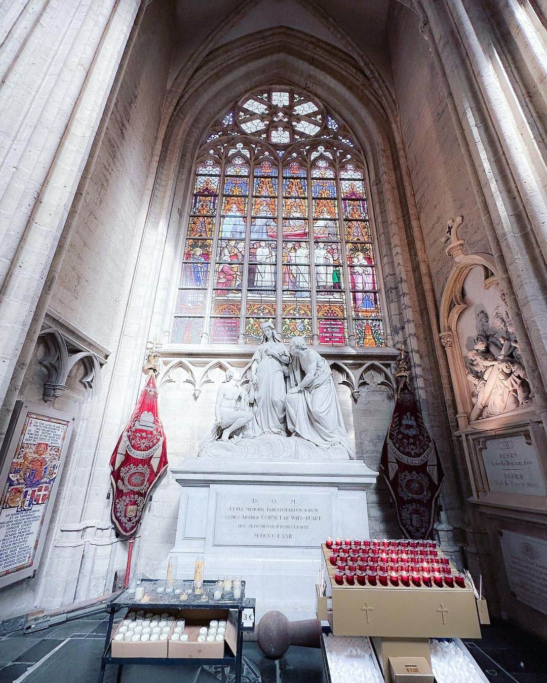 aiさんのインスタグラム写真 - (aiInstagram)「Cathédrale St. Michel🇧🇪  #brussels  #ベルギー #ブリュッセル #サンミッシェル大聖堂」10月3日 23時36分 - iro_dori_