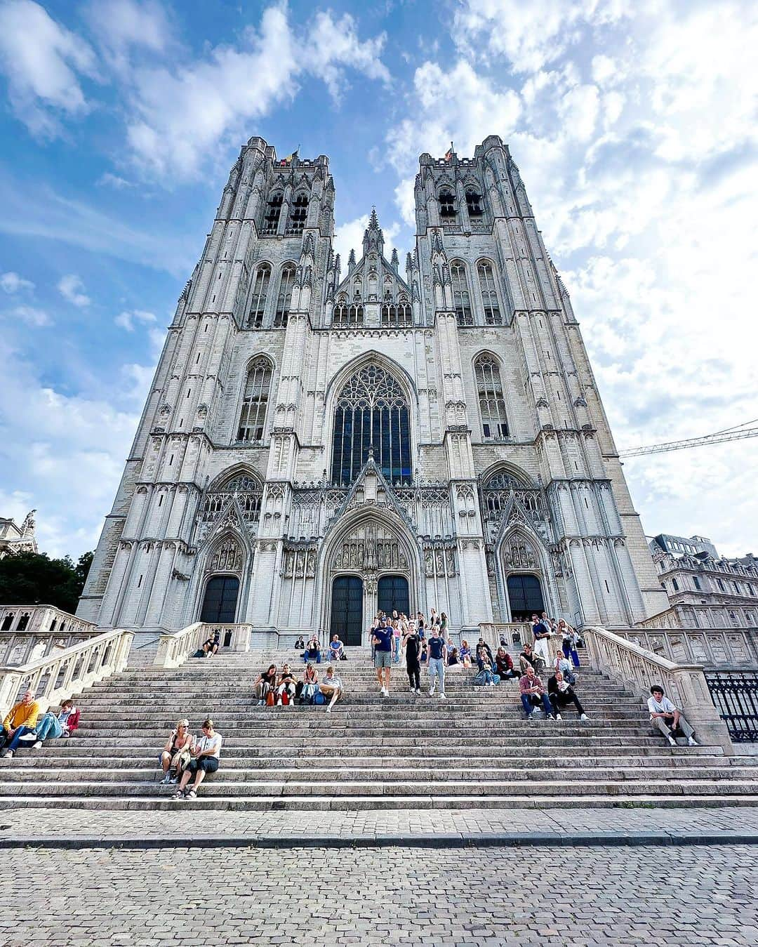 aiのインスタグラム：「Cathédrale St. Michel🇧🇪  #brussels  #ベルギー #ブリュッセル #サンミッシェル大聖堂」