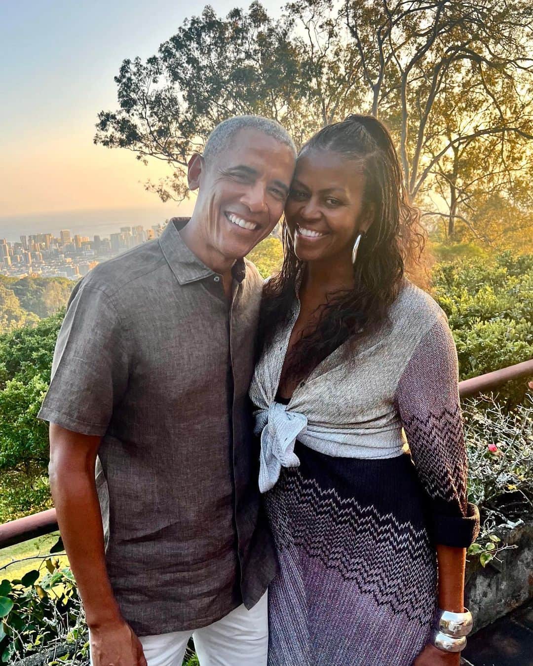 ミシェル・オバマのインスタグラム：「31 years, and a lifetime to go. I love going through life with you by my side, @BarackObama. Happy anniversary, honey! ❤️」