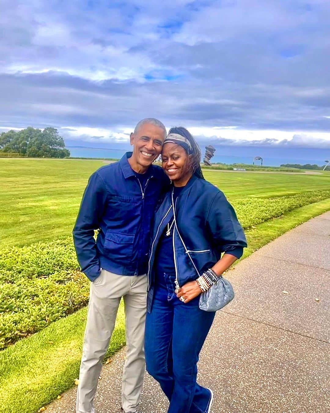 のインスタグラム：「Happy anniversary, sweetheart! @MichelleObama, you're brilliant, kind, funny, and beautiful—and I'm lucky to call you mine.」