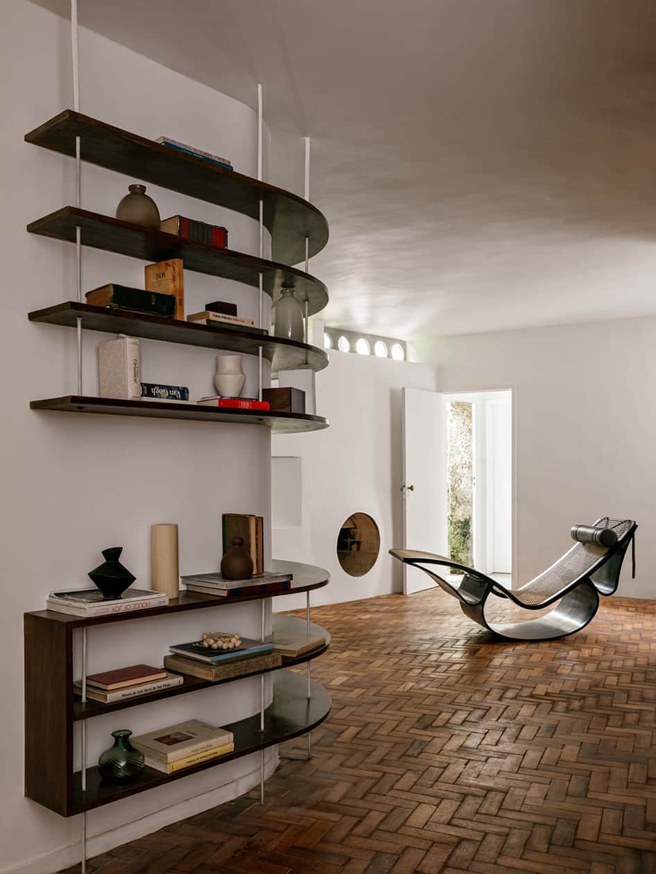 Zara Homeのインスタグラム：「BRAZILIAN MODERNIST • “If a straight line is the shortest route between two points, the curve is what makes concrete look for infinity” Oscar Niemeyer. Find out more at zarahome.com」