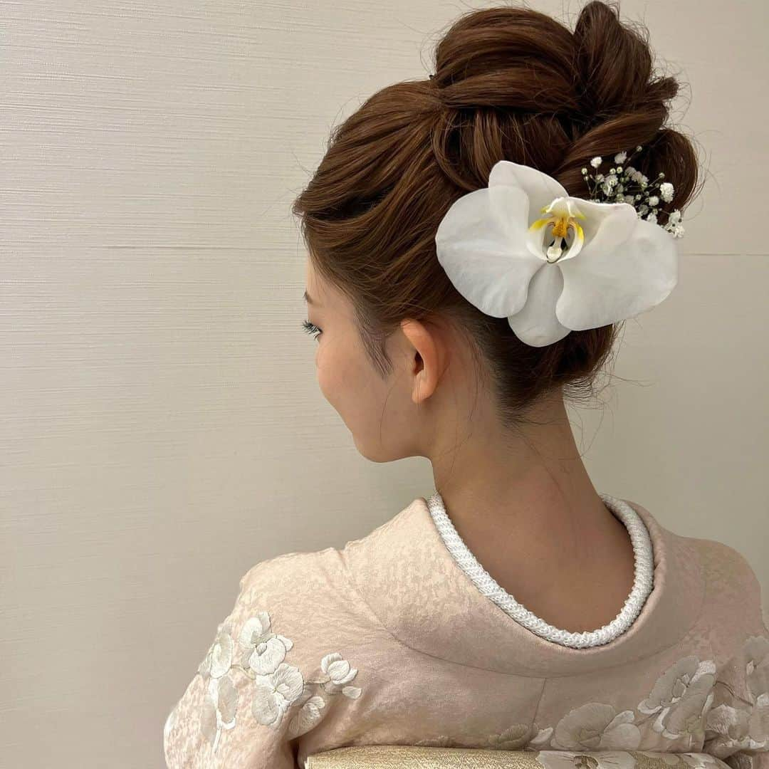 Tomoyo Kitamuraのインスタグラム：「お客様ヘアセット✨ お上品な高めの和装アップはバースデーにぴったり♡  #ヘアメイク #プレ花嫁 #外注ヘアメイク #前撮り #2023冬婚  #ヘアセット #2023秋婚 #ヘアアレンジ #グラハイ花嫁 #パレス花嫁 #アンダーズ花嫁 #ウェスティン花嫁  #chanel  #シャネル #ウェディングドレス  #ウェディングヘア #前撮りヘア #dior #ディオール #ポニーテール #2024春婚」