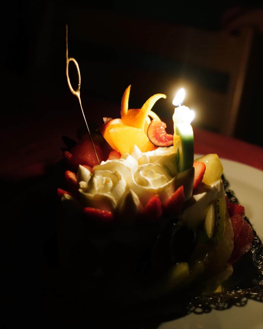 根岸由香里のインスタグラム：「. Happy birthday to my dearest daughter！ You are a star shining into the future⭐️ 皆んなに育ててもらって、自分で育って、あの日から6年。 元気に優しく面白く成長中。ありがとう。」