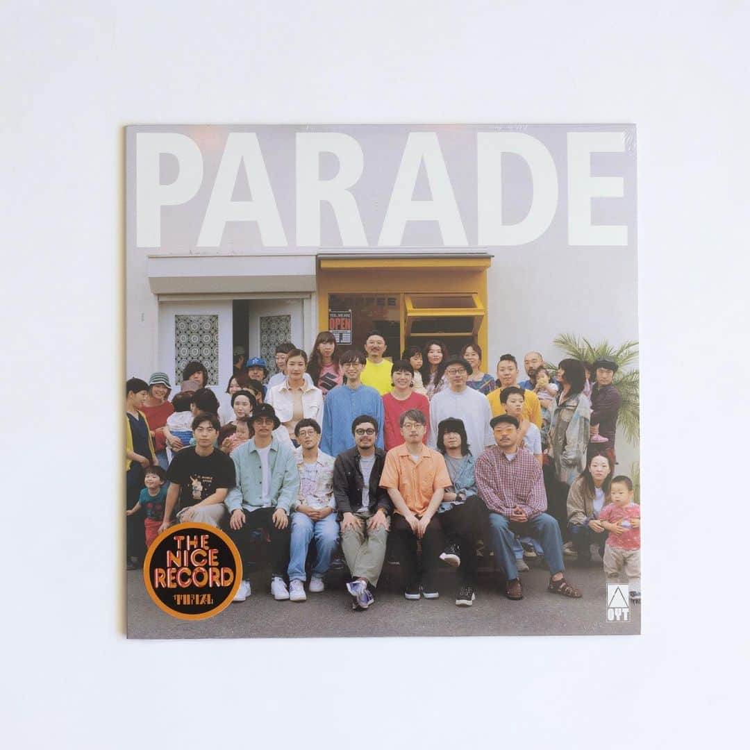 思い出野郎Aチームさんのインスタグラム写真 - (思い出野郎AチームInstagram)「4th Album『Parade』LP 本日10月4日(水)、発売開始！  7月にリリースとなった思い出野郎Aチーム 4枚目のアルバム「Parade」が本日、10月4日にアナログリリースされました！ LPサイズになって、よりインパクト抜群のジャケットはフォトグラファーの小川尚寛さん @ogawa.naohiro が撮影・デザインは國枝達也さん @tatsuyakunieda が担当。 今作はボーカル・トランペット、作詞を担当する高橋一がプライベートスタジオ「SOUL PICNIC STUDIO」で全曲レコーディング&ミックスをおこなった意欲作となっています！  ◼︎Release Info◼︎ 『Parade』 品番：KAKU-175 価格：3,600円（税別） 発売日：10月4日(水) フォーマット：LP 収録曲： SIDE-A 1 レコードが終わったら 2 独りの夜は album ver. 3 そろそろ朝だよ album ver. 4 機材車 5 君と生きてく album ver. 6 夕方の僕らは  SIDE-B 1 Studio B Session 2 日々のパレード album ver. 3 笑い話の夜 album ver. 4 愛とパーティー album ver. 5 音楽があっても」10月4日 0時01分 - oyat_official