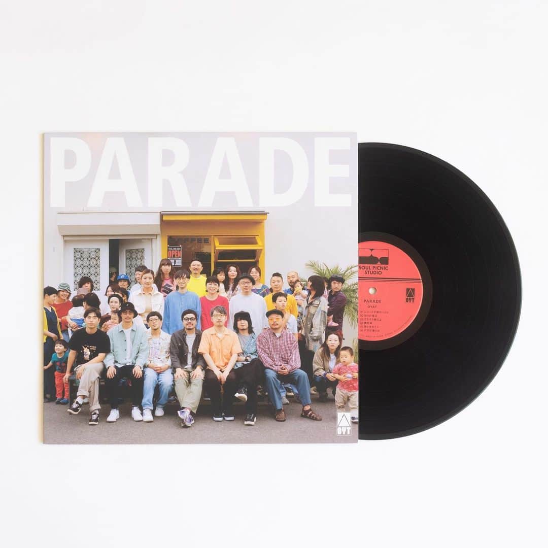 思い出野郎Aチームのインスタグラム：「4th Album『Parade』LP 本日10月4日(水)、発売開始！  7月にリリースとなった思い出野郎Aチーム 4枚目のアルバム「Parade」が本日、10月4日にアナログリリースされました！ LPサイズになって、よりインパクト抜群のジャケットはフォトグラファーの小川尚寛さん @ogawa.naohiro が撮影・デザインは國枝達也さん @tatsuyakunieda が担当。 今作はボーカル・トランペット、作詞を担当する高橋一がプライベートスタジオ「SOUL PICNIC STUDIO」で全曲レコーディング&ミックスをおこなった意欲作となっています！  ◼︎Release Info◼︎ 『Parade』 品番：KAKU-175 価格：3,600円（税別） 発売日：10月4日(水) フォーマット：LP 収録曲： SIDE-A 1 レコードが終わったら 2 独りの夜は album ver. 3 そろそろ朝だよ album ver. 4 機材車 5 君と生きてく album ver. 6 夕方の僕らは  SIDE-B 1 Studio B Session 2 日々のパレード album ver. 3 笑い話の夜 album ver. 4 愛とパーティー album ver. 5 音楽があっても」