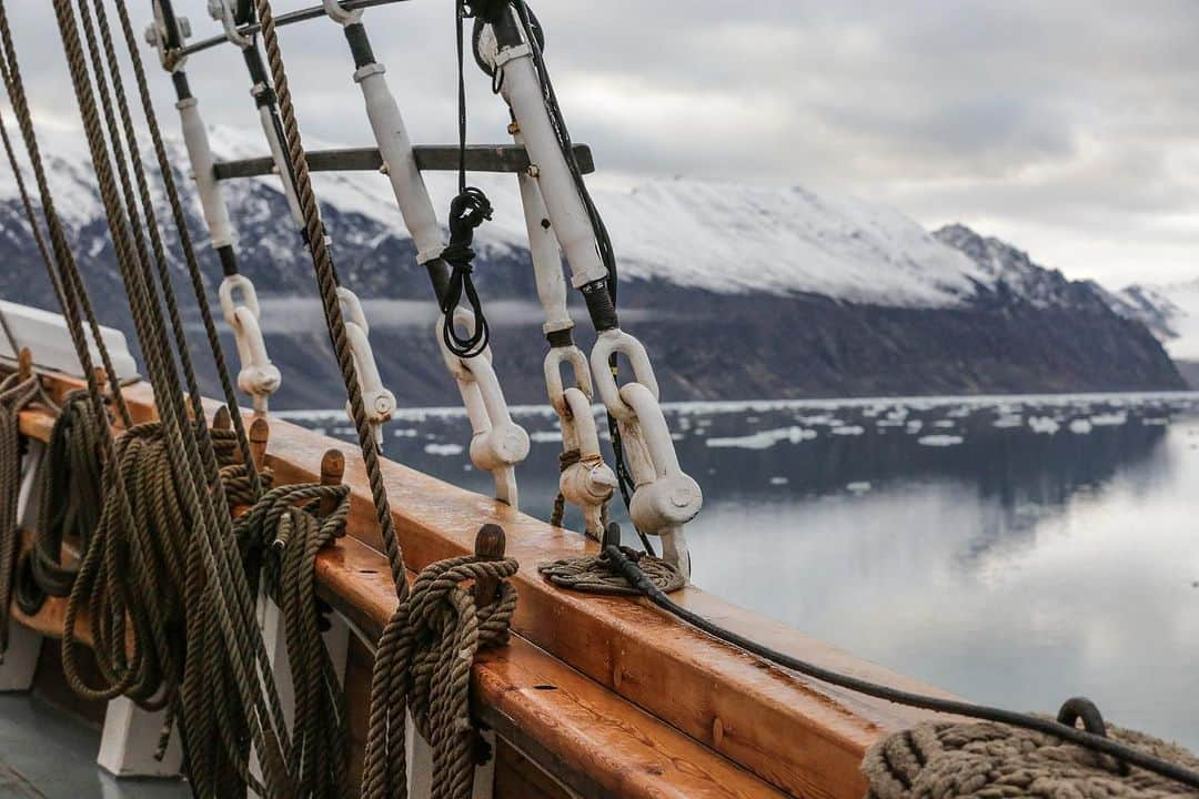 ヘンリロイドさんのインスタグラム写真 - (ヘンリロイドInstagram)「OCEAN WARRIOR: FOUNDATION 1 EXPEDITION, DAY 2.  In the morning, the group engaged in essential safety training before embarking on a journey northward on the Linden. This training included preparing for cold water immersion, with a focus on understanding the risks and responses associated with falling into cold waters.   Later, they set sail, received instructions on rope coiling and sail handling from ProCrew, and experienced some seasickness due to challenging conditions but despite this, the group managed the situation.   The journey started at Trygghamna (78.25º North, 13.79º East) and continued overnight northward.  Stay tuned for more updates, and to learn more visit @icewarriorjim website!   #oceanwarrior  #henrilloyd」10月4日 0時01分 - henrilloyd_