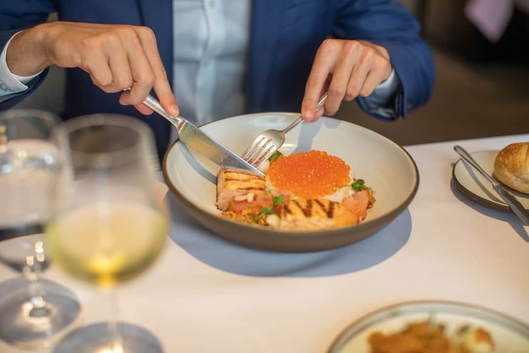 のインスタグラム：「Every plate is a canvas for the artists at Clement.  #thepeninsulanewyork #luxurytravel #nychotels #clementrestaurant」
