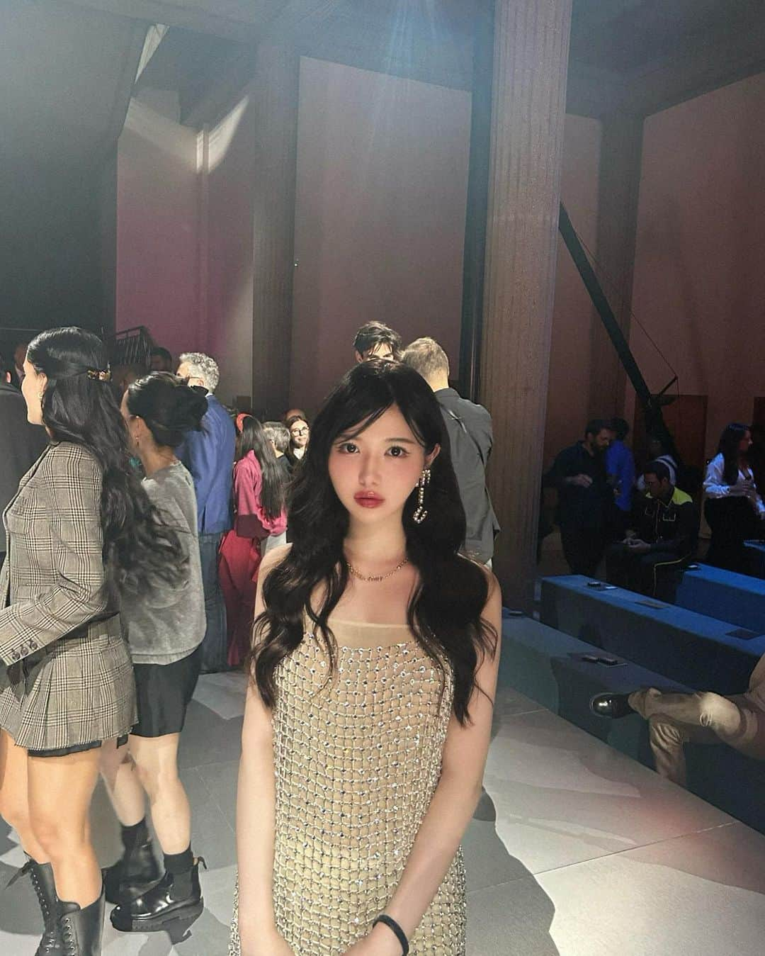 きぬさんのインスタグラム写真 - (きぬInstagram)「miumiu ss24 fashion show @miumiu   本当に素敵なショーを観ることができて感動... ぷわっとしたスカートがすっごくかわいくて印象的でした💐💐 春がたのしみ🌸  #MiuMiu #MiuMiuSS24」10月4日 0時03分 - 2_5_2555