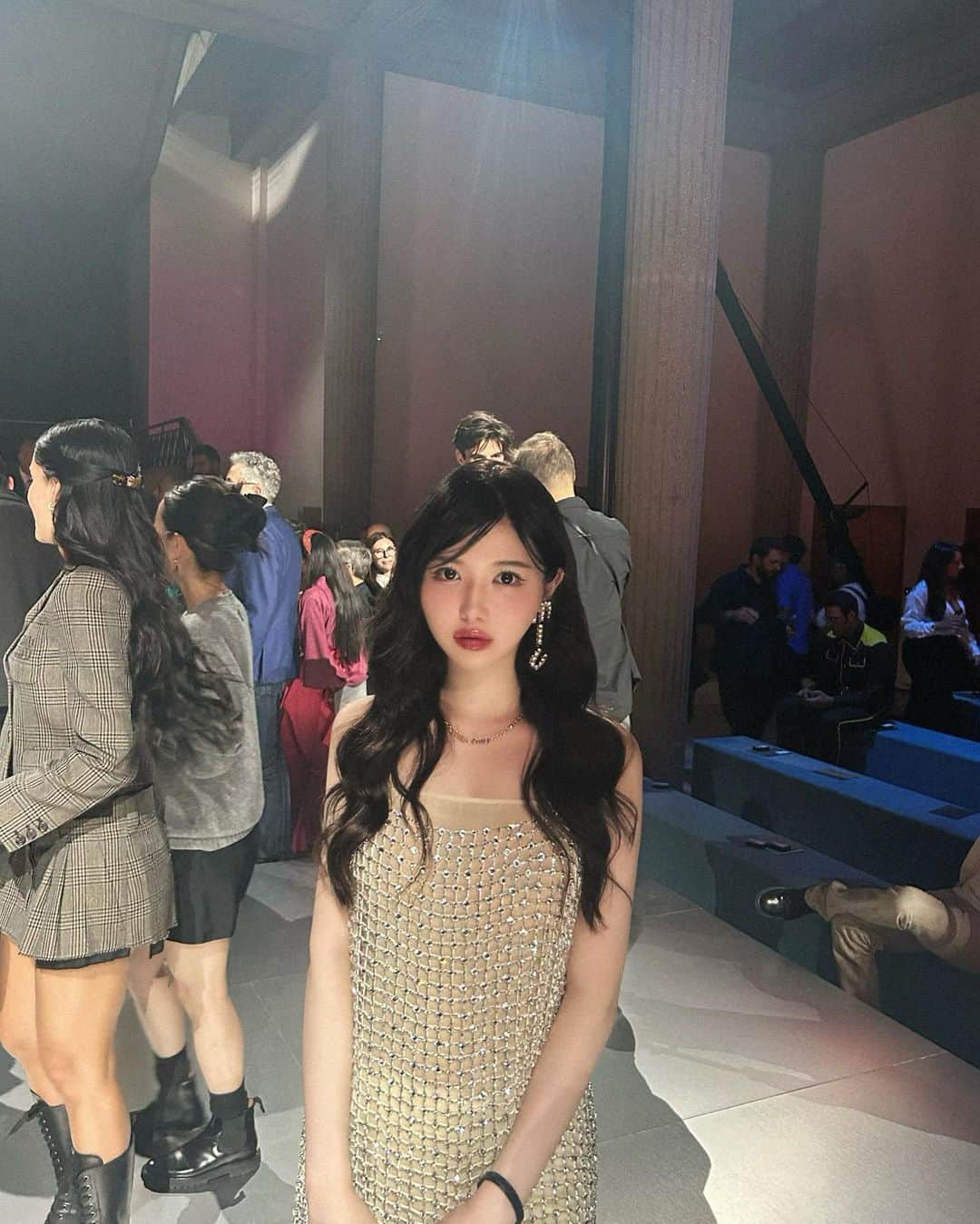 のインスタグラム：「miumiu ss24 fashion show @miumiu   本当に素敵なショーを観ることができて感動... ぷわっとしたスカートがすっごくかわいくて印象的でした💐💐 春がたのしみ🌸  #MiuMiu #MiuMiuSS24」