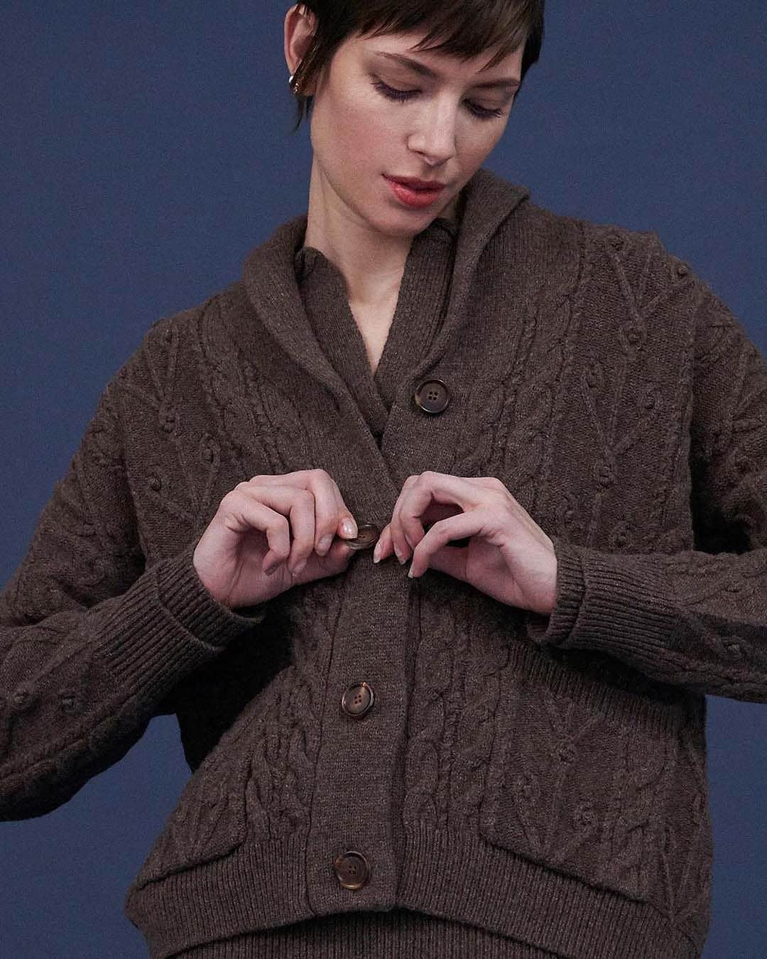 デミリーのインスタグラム：「The embodiment of fall coziness—Kled Cardigan is a merino wool shawl collar cardigan with popcorn cable-knit.」