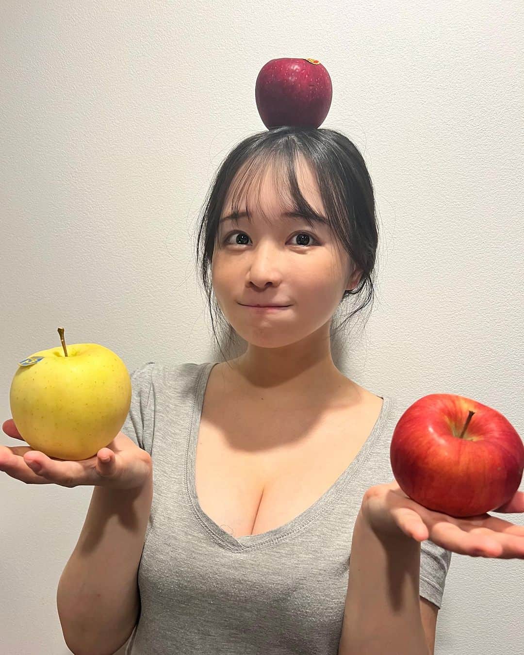 茜さやさんのインスタグラム写真 - (茜さやInstagram)「お知り合いのご家族から美味しい青森のりんごたちが〜🍎💕（@farm_of_yuri ）  3種類も入っていて、これから食べ比べるのが楽しみっ！ ピッカピカで美味しそうすぎる🥲  そのまま食べてもいいしリンゴジュースにしても絶対美味しいだろうし悩むっ！！🥺✨  秋はフルーツの季節！！ 気になったからは是非インスタのぞいてみてね👀✨  #🍎　#りんご　#林檎　#青森　#青森産　#青森県 #Apple #apples #aomori」10月4日 0時17分 - saya.akane