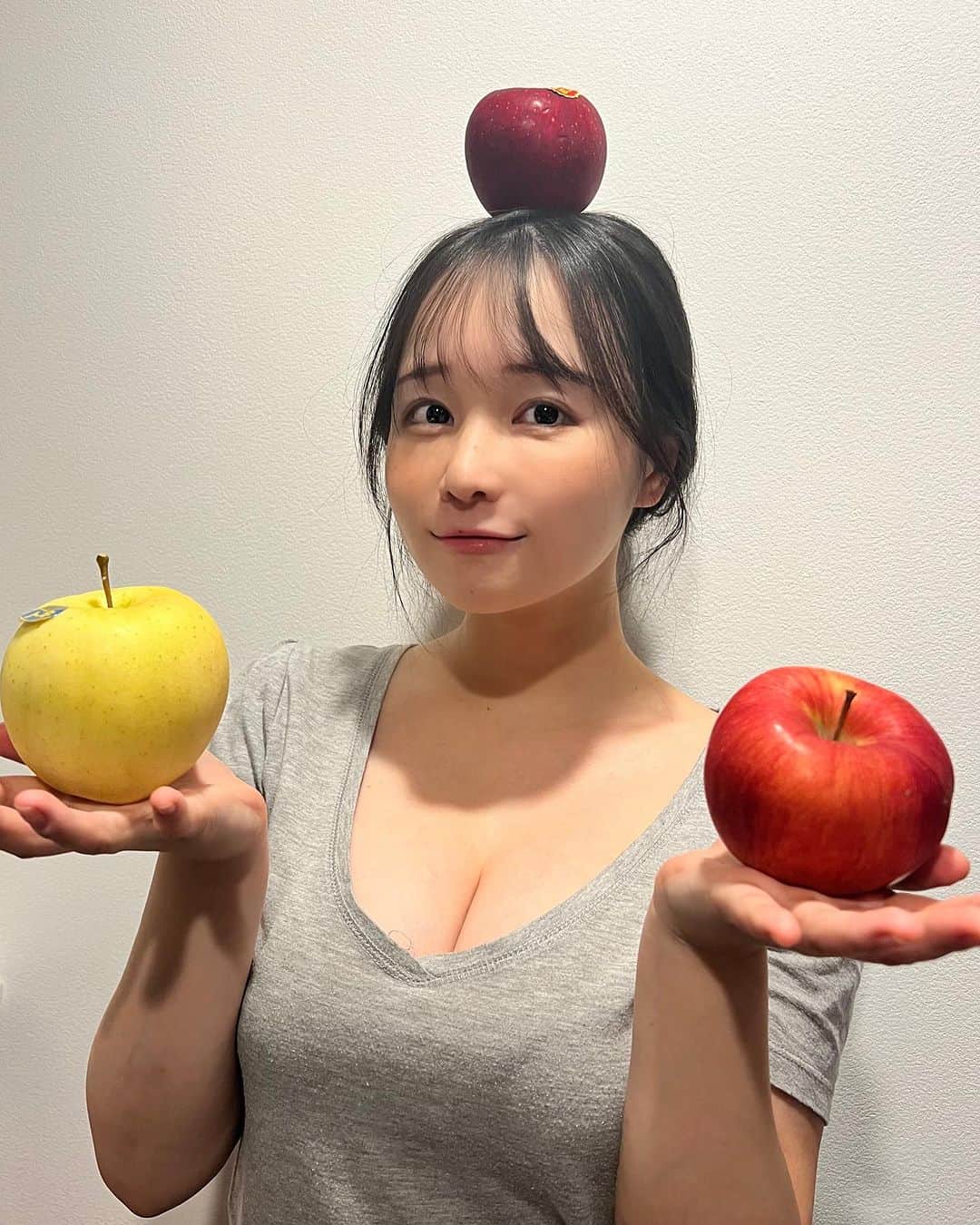 茜さやのインスタグラム：「お知り合いのご家族から美味しい青森のりんごたちが〜🍎💕（@farm_of_yuri ）  3種類も入っていて、これから食べ比べるのが楽しみっ！ ピッカピカで美味しそうすぎる🥲  そのまま食べてもいいしリンゴジュースにしても絶対美味しいだろうし悩むっ！！🥺✨  秋はフルーツの季節！！ 気になったからは是非インスタのぞいてみてね👀✨  #🍎　#りんご　#林檎　#青森　#青森産　#青森県 #Apple #apples #aomori」