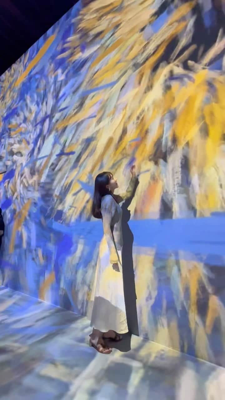 佐野真彩のインスタグラム：「体験する絵画"Immersive Museum"🖼️ ゴッホやスーラなどのポスト印象派の画家たちの作品を 大画面で体感するという新しいアートの楽しみ方を体験してきたよ。  美術館に行った方が良いよ〜と耳にするので、 最近ちょこちょこ興味を持ったところには足を運んでいるのですが、 今回はひと味違った楽しみ方ができて面白かったです。  (普通に観るのとこのリールの撮影で2回観ました🤭)  帰宅してから印象派についてスマホで検索📱 (次からは先に調べてから観に行こう💭) 一足早く芸術の秋となった1日でした🍂  #immersivemuseum #immersivemuseumtokyo2023」