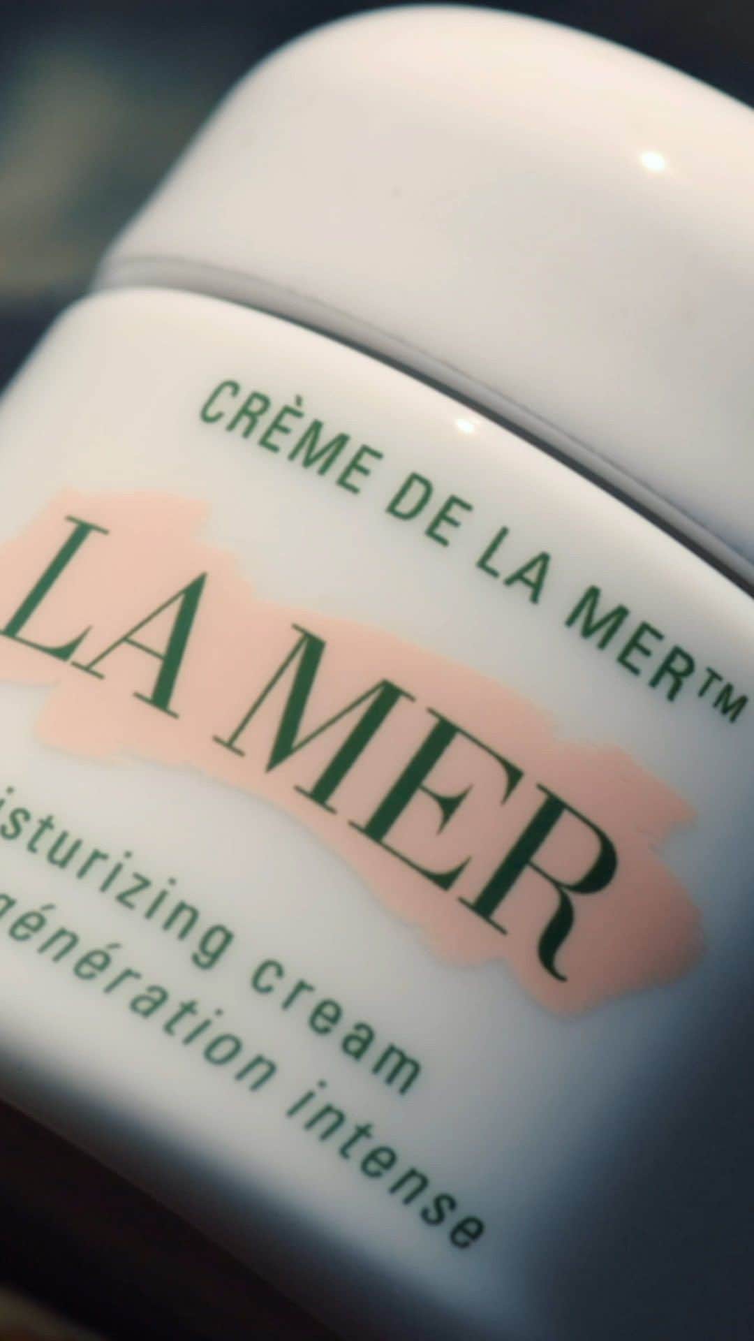 のインスタグラム：「Desperately seeking smoothing?  Enter: The one and only Crème de la Mer. Powered by visible youth-regenerating Miracle Broth™, our original moisture icon begins to activate repair from the moment you apply. Skin feels firmer, looks smoother and more radiant in hours.* Unlock a world of rejuvenation at LaMer.com.  #LaMer #LaMerSkincare #MiracleBroth #CremedelaMer *Clinical testing on 31 women after using product once.」