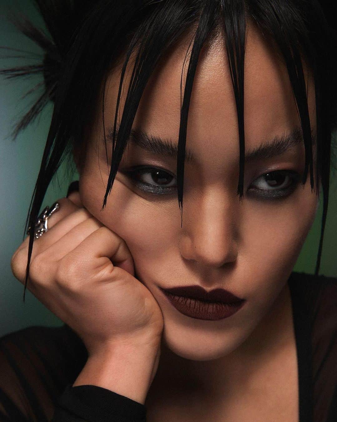 M·A·C Cosmetics BRのインスタグラム：「Explore a suavidade das trevas com a #MACTrend de hoje, uma make #SoftGoth. O equilíbrio encantador entre o misterioso e o delicado, resultando em um look glam-rock! 🖤✨  Produtos para reproduzir a #MACTrend : 🖤Batom Líquido Retro Matte na cor Carnivorous 🖤Paleta Connect in Colour: Encrypted Kryptonite  🖤Lápis Delineador Labial na cor Burgundy 🖤Sombra Dazzleshadow Extreme na cor Illuminaughty  🖤Sombra Powder Kiss Soft Matte na cor Give A Glam  Model: @mihyunhurr Makeup Artist: @terrybarberonbeauty  Assistant Makeup Artist: @keriblair Assistant Makeup Artist: @fatimasees  Assistant Makeup Artist: @ayatariqmua  Stylist: @shab_diece  Stylist: @shab_diece  Nail Artist: @nataliepnails   #MACTrend #SoftGoth」