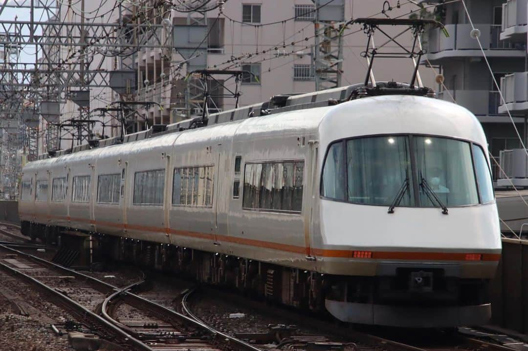 徳永ゆうきさんのインスタグラム写真 - (徳永ゆうきInstagram)「. . 近鉄は特急車両の種類も豊富。 . 近鉄特急といえば！？ 皆さんはどの車両を思い浮かべますか？ . -2023.09.11- . #鉄道写真 #撮り鉄 #鉄道好き #近畿日本鉄道 #近鉄 #近鉄電車  #大阪線 #近鉄大阪線 #鶴橋駅 #21000系 #アーバンライナーplus  #特急 #大阪上本町行き」10月4日 0時26分 - tokuchan_1113