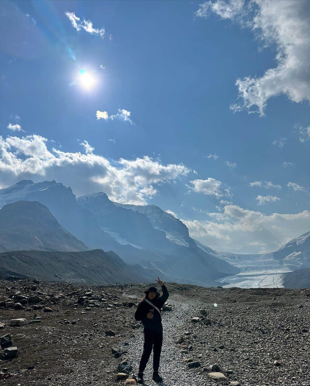 イリー・リーさんのインスタグラム写真 - (イリー・リーInstagram)「9/15 - 9/18 2023 캐나다 로키산맥 여행 Banff and Jasper National park. 단풍이 너무 예쁘고.. 세계 5대 절경이자 빙하가 녹아서 생긴 레이크 루이스도 가보고,  태어나서 가장 높은 곳에도 가보고 (해발 7486ft) 가장 큰 빙원인 컬럼비아 아이스필드도 가고, 엘크도 보고 캠핑카 타고 여기저기 가고.. 날씨도 완벽하고 모든게 좋았던 @jillianlovesyoo 의 버킷 리스트 여행   #벤프 #재스퍼 #로키산맥 #캐나다여행 #가을여행 #호수 #레이크루이스 #banff #jasper #canada #foliage #trip #rockymountains」10月4日 0時18分 - ilheelee