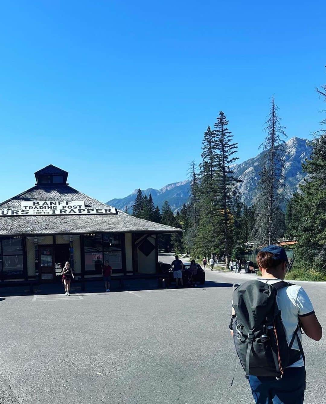 イリー・リーさんのインスタグラム写真 - (イリー・リーInstagram)「9/15 - 9/18 2023 캐나다 로키산맥 여행 Banff and Jasper National park. 단풍이 너무 예쁘고.. 세계 5대 절경이자 빙하가 녹아서 생긴 레이크 루이스도 가보고,  태어나서 가장 높은 곳에도 가보고 (해발 7486ft) 가장 큰 빙원인 컬럼비아 아이스필드도 가고, 엘크도 보고 캠핑카 타고 여기저기 가고.. 날씨도 완벽하고 모든게 좋았던 @jillianlovesyoo 의 버킷 리스트 여행   #벤프 #재스퍼 #로키산맥 #캐나다여행 #가을여행 #호수 #레이크루이스 #banff #jasper #canada #foliage #trip #rockymountains」10月4日 0時18分 - ilheelee