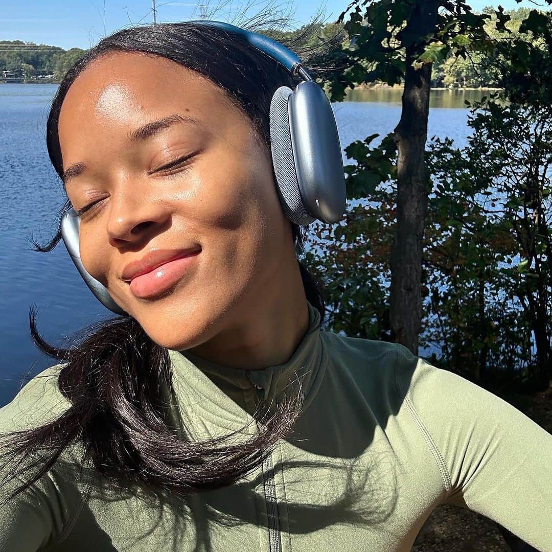 セラヤ・マクニールのインスタグラム：「Taking a walk through nature is so grounding.✨ Life Update; headed towards major transitions, yall this Strike?! Let’s talk about it ! And I just released my first EP Flutter which btw thank y’all for your support it means so much to me 🥹 !! But I’m so excited because every time I get uncomfortable in life I know God is planning a BIG one okay! chilllld life be life(ing) I know, but I guess I got on here to say we all have good and bad days just take it one day at a time and stay grateful in the moment to truly experience and create some dope memories along the way ✨✨ SerayahLove 💞」