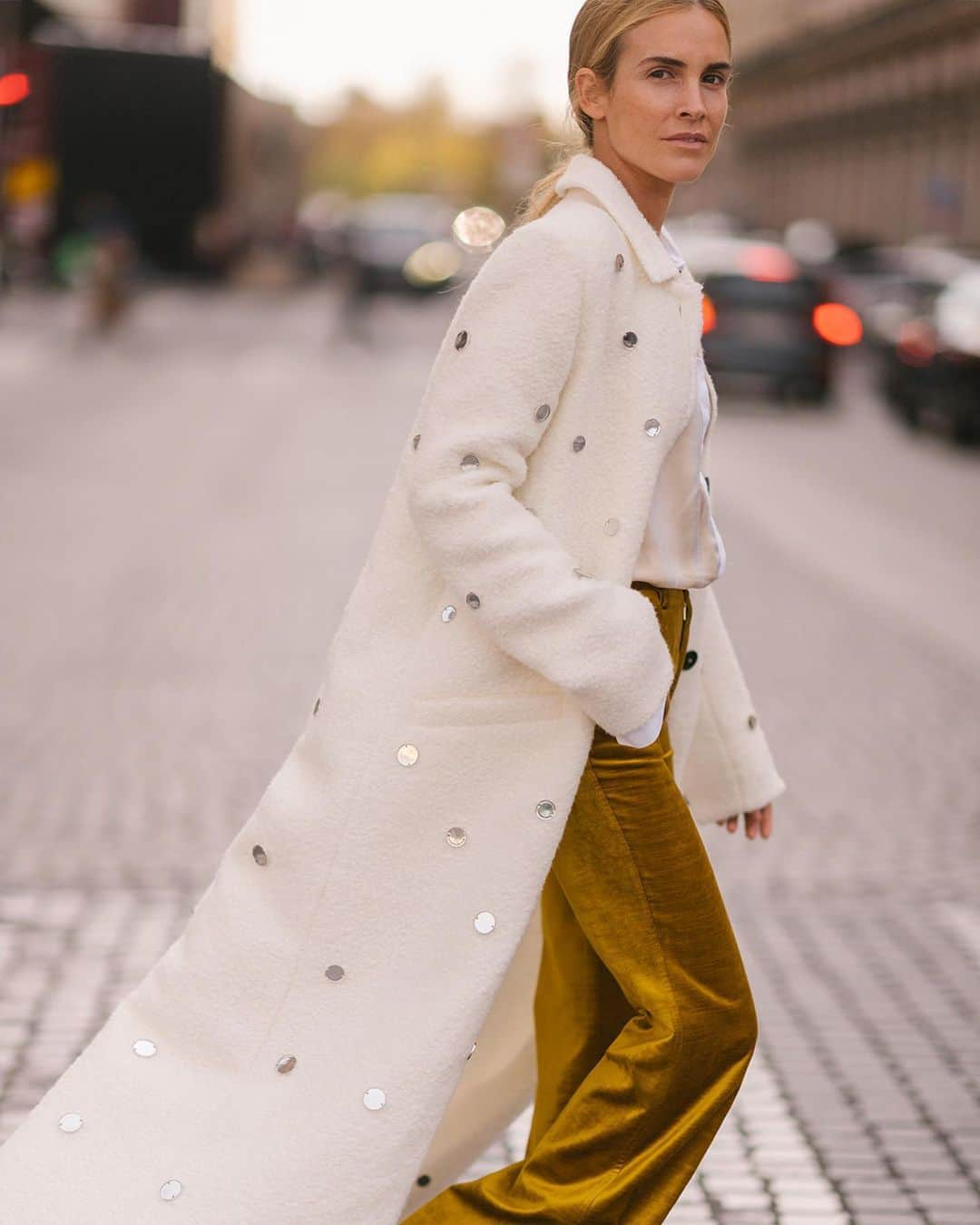 フォルテフォルテさんのインスタグラム写真 - (フォルテフォルテInstagram)「our stunning @blancamiro during paris fashion week, wearing the forte_forte ivory soft bouclé coat with mirrors combined with the gold velvet pants; the nappa leather heeled ballerina adds a sensual and contemporary touch with its sophisticated grape hues. forte_forte loves you! #forte_forte #aw23 #pfw #musa #autunno #gracefulness #dreams #nymph #contemporary #handmade #freedom #energy #nature #poetic #feminine #fluid #passion #madeinitaly」10月4日 0時21分 - forte_forte