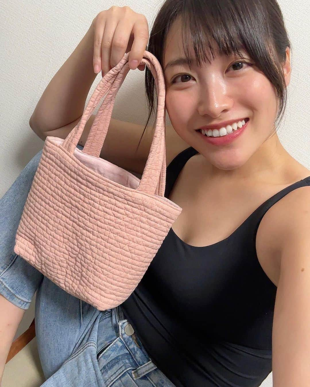 春原未来のインスタグラム：「払込票持ってコンビニに行こうとしてる時の私。笑  ちょっとそこまで…っていう時にぴったりのトートバッグ！  韓国のキルトでヌビ生地(韓国伝統のキルティング)を使ったトートバッグなんだけど,それが柔らかくて肌触り良い&可愛らしい模様となってていい感じ🫰  カラーは全7色🌈 どの色が好き？？  サイズ：24ｘ17ｘ7ｘ16(持ち手)cm 長財布とスマホ,折りたたみ日傘だけ持って近所で用事済ます時に重宝してます👍✨  PR @koreanzakka755 #ヌビバッグ #ヌビ #イブル #韓国ファッション #韓国雑貨 #韓国女子コーデ #ヌビバッグ沼 #koreanzakka755 #小さめバッグ #小さめトート #カジュアルバッグ #お手軽に」