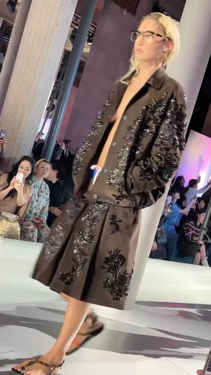 Nylon Magazineのインスタグラム：「Gigi Hadid walked in Miu Miu’s Spring/Summer 2024 runway and the new collection seems to introduce a few rivals to the brand’s cult-favorite micro-mini skirt: hot pants and midi skirts.   🎥 @tiffanyreid for NYLON」