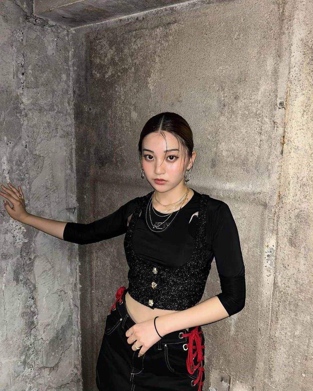 金谷鞠杏さんのインスタグラム写真 - (金谷鞠杏Instagram)「ーーーーーーーーーーーーーーー すきでしょ？🖤  Styling by @taiji_tj  #genic #new #blackred」10月4日 0時28分 - mariannu_official