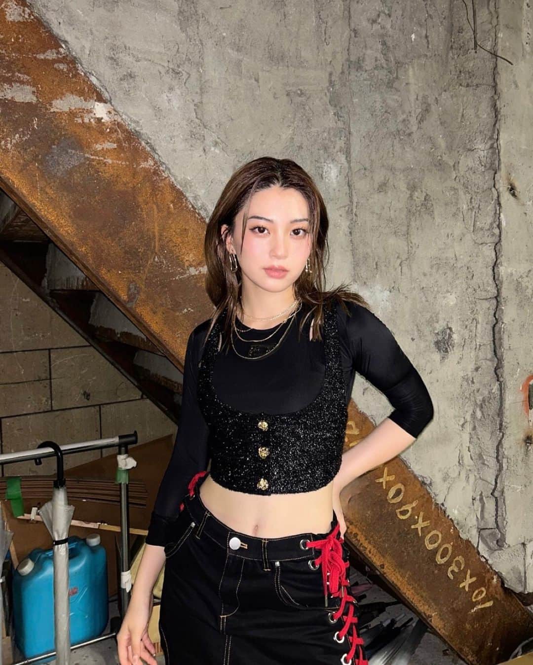 金谷鞠杏さんのインスタグラム写真 - (金谷鞠杏Instagram)「ーーーーーーーーーーーーーーー すきでしょ？🖤  Styling by @taiji_tj  #genic #new #blackred」10月4日 0時28分 - mariannu_official